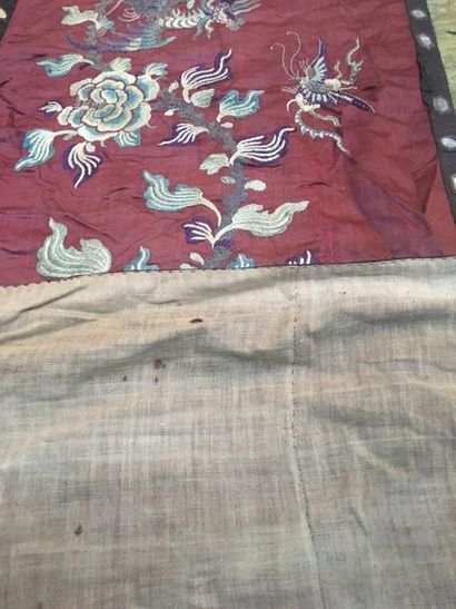 CHINE Textile formé d'un bandeau rectangulaire de soie rouge brodé de deux Phénix...