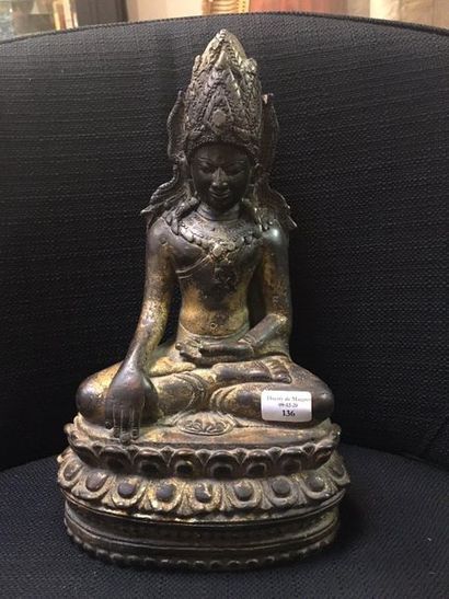 BIRMANIE Bronze statuette with brown patina and traces of gold lacquer of a Buddha...