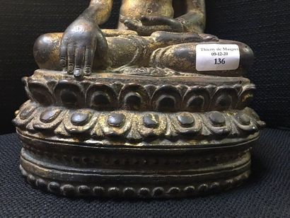 BIRMANIE Bronze statuette with brown patina and traces of gold lacquer of a Buddha...