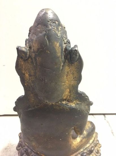 BIRMANIE Bronze statuette with brown patina and traces of gold lacquer of a Buddha...