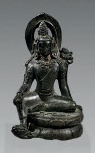 Asie du sud-est Bronze figure with brown patina representing a Buddha sitting on...