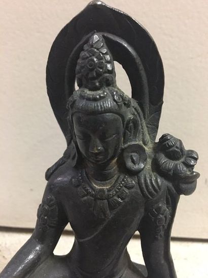 Asie du sud-est Figurine en bronze à patine brune représentant un bouddha assis sur...
