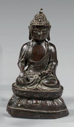 CHINE Bronze Buddha with brown patina sitting in the lotus position on a double lotiform...