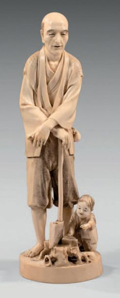 JAPON Important ivory okimono, standing peasant leaning on an axe resting on a piece...