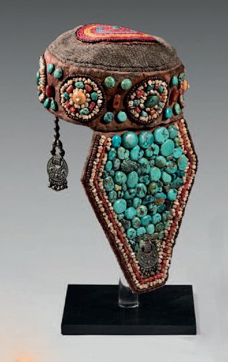 TIBET Wool and silk headdress decorated with polychrome pearls, coral, mother-of-pearl...