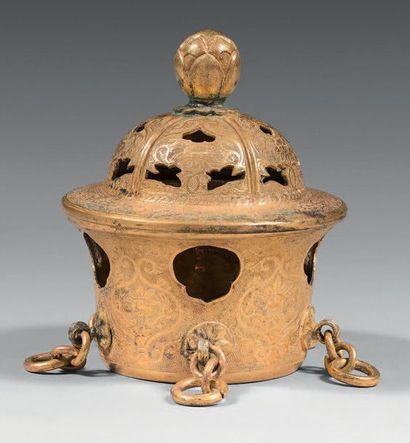 CHINE Brûle-parfums couvert ajouré en métal doré de forme circulaire gravé de motifs...
