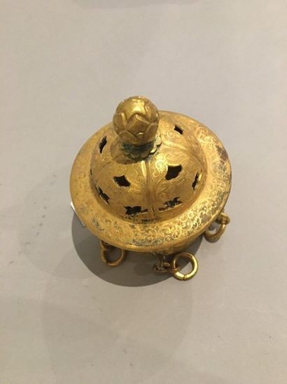 CHINE Brûle-parfums couvert ajouré en métal doré de forme circulaire gravé de motifs...