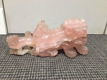CHINE Chien de Fô in carved pink quartz (accident). 
 H: 10 cm