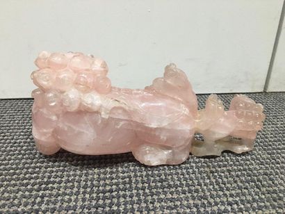 CHINE Chien de Fô in carved pink quartz (accident). 
 H: 10 cm