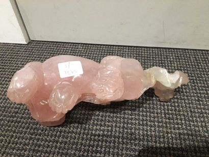 CHINE Chien de Fô in carved pink quartz (accident). 
 H: 10 cm