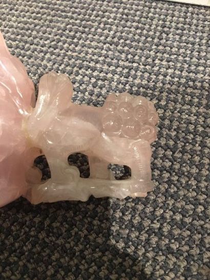 CHINE Chien de Fô in carved pink quartz (accident). 
 H: 10 cm