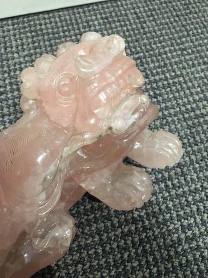 CHINE Chien de Fô in carved pink quartz (accident). 
 H: 10 cm