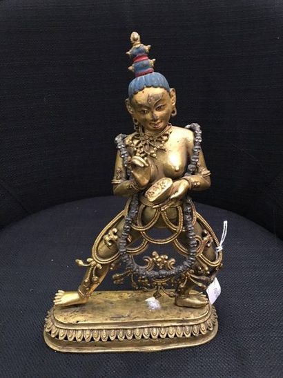 TIBET Statuette en bronze doré et polychromie de yidam à trois yeux debout en alidhasana...
