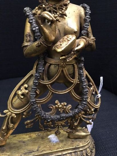 TIBET Statuette en bronze doré et polychromie de yidam à trois yeux debout en alidhasana...