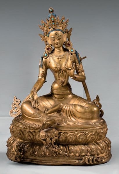 TIBET Statuette en cuivre doré, de tara assise en rajalilasana sur le double lotus,...