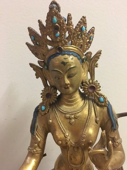 TIBET Statuette en cuivre doré, de tara assise en rajalilasana sur le double lotus,...