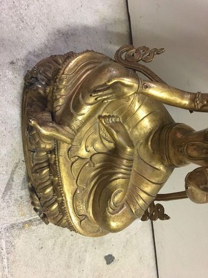TIBET Statuette en cuivre doré, de tara assise en rajalilasana sur le double lotus,...