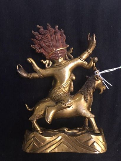 TIBET Statuette en bronze doré à traces de polychromie de Vajrasadhu en furie les...