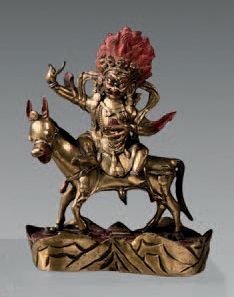 TIBET Statuette en bronze doré de Shri Devi tenant le kapala, assise en amazone sur...