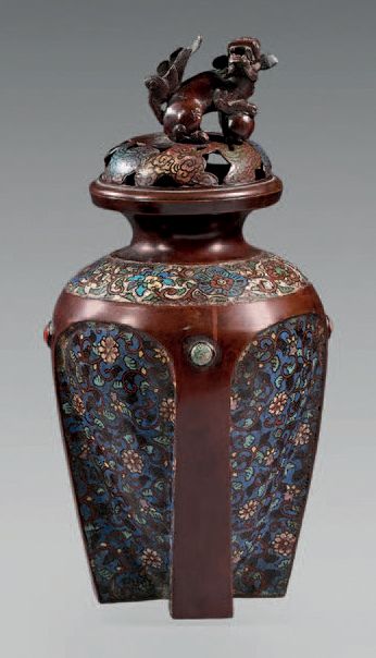 JAPON Brûle-parfum en bronze et émaux cloisonnés polychromes à décor de fleurs de...