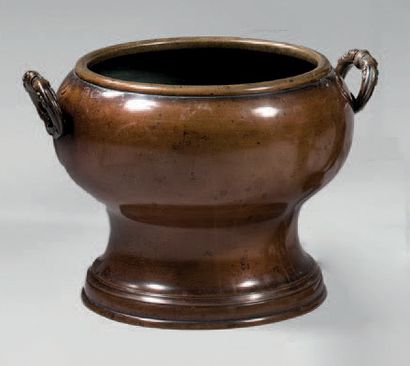 CHINE Vasque en bronze à panse arrondie sur piédouche deux anses flanquées de chaque...