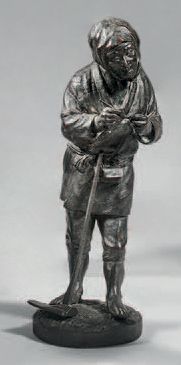 JAPON Statuette en bronze à patine brune de paysan debout préparant sa pipe, avec...