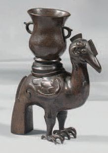 CHINE Chimère représentant un oiseau (phénix ?) en bronze à patine brune supportant...