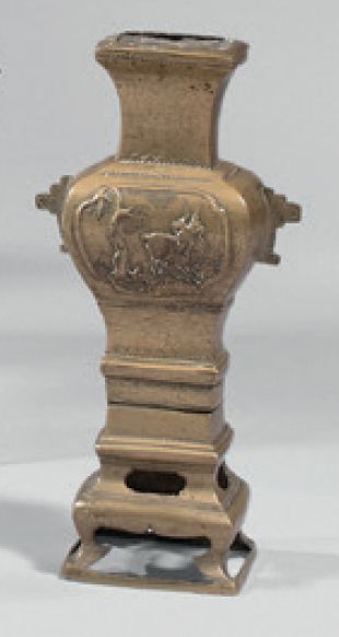 CHINE Vase d'autel en bronze à deux anses à patine dorée reposant sur quatre pieds...