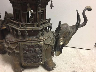 JAPON Deux brûle-parfums en bronze à patine brune d'éléphant debout une pagode sur...