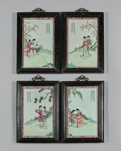 CHINE Suite de quatre plaques murales de forme rectangulaire en porcelaine décorée...