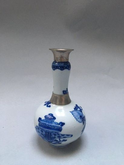 CHINE Petit vase bouteille en porcelaine décoré en bleu sous couverte «d'objets précieux»...