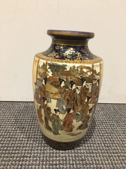 JAPON Fours de Satsuma
Baluster-shaped vase in Satsuma earthenware decorated with...