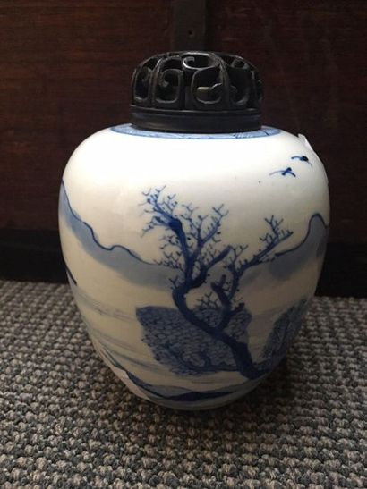 CHINE Petit vase ovoïde en porcelaine décoré en bleu sous couverte de lettrés dans...