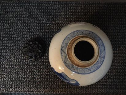 CHINE Petit vase ovoïde en porcelaine décoré en bleu sous couverte de lettrés dans...