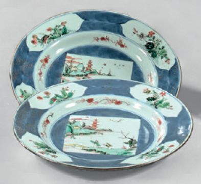 CHINE Paire d'assiettes en porcelaine de forme circulaire décorée en bleu sous couverte...
