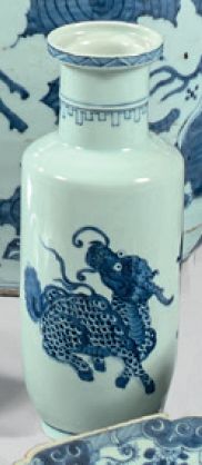 CHINE Petit vase rouleau en porcelaine décoré en bleu sous couverte d'un tigre, d'un...