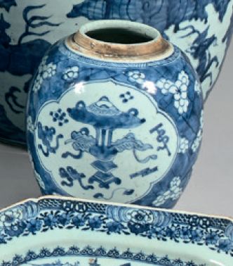 CHINE Pot à gingembre ovoïde en porcelaine décoré en bleu sous couverte d'objets...