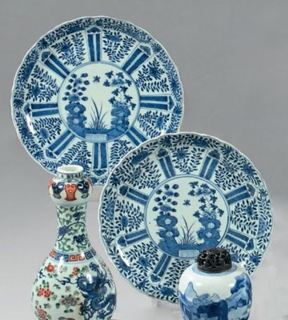 CHINE Paire de coupes en porcelaine décoré en bleu sous couverte de rochers avec...