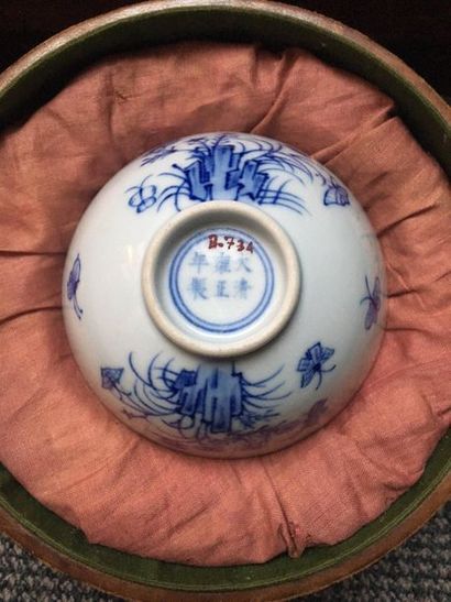 CHINE Petit bol circulaire en porcelaine décoré sur la paroi extérieure en bleu de...