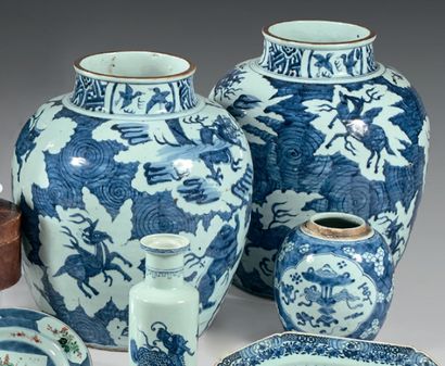 CHINE Paire de jarres Guan en porcelaine de forme balustre, décorée en bleu sous...