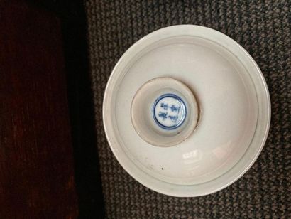 CHINE Paire de bols circulaires couverts en porcelaine émaillée blanche. Le revers...