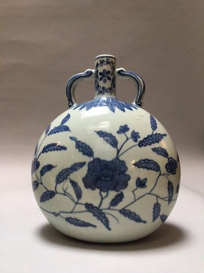 CHINE Gourde dite «moonflask» en porcelaine à panse aplatie, deux anses en forme...