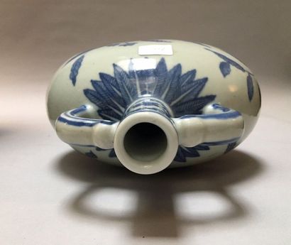 CHINE Gourde dite «moonflask» en porcelaine à panse aplatie, deux anses en forme...