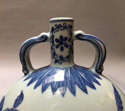 CHINE Gourde dite «moonflask» en porcelaine à panse aplatie, deux anses en forme...