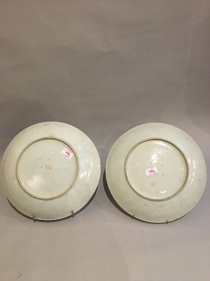 CHINE Paire de plats creux en porcelaine à décor polychrome de la famille rose, au...