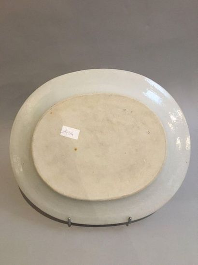 CHINE DE COMMANDE Rare et grand plat ovale en porcelaine décoré en émaux polychromes...