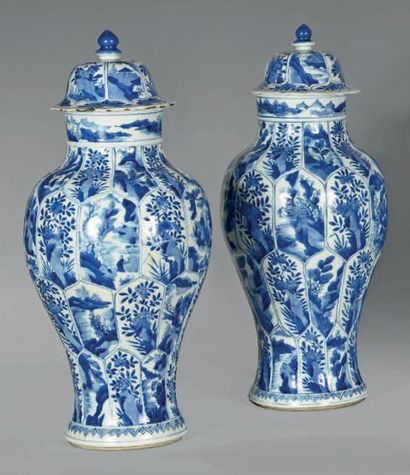 CHINE Paire de potiches couvertes de forme balustre en porcelaine, décorées en bleu...