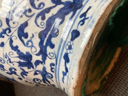 CHINE Grand vase de forme balustre à large panse en porcelaine à beau décor en bleu...