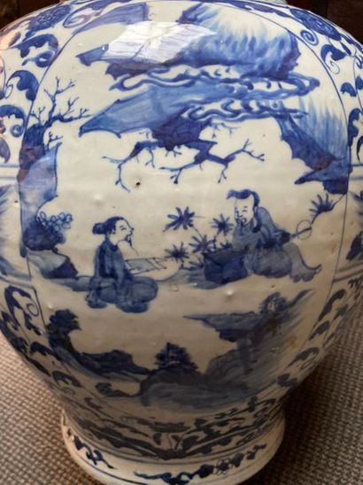 CHINE Grand vase de forme balustre à large panse en porcelaine à beau décor en bleu...