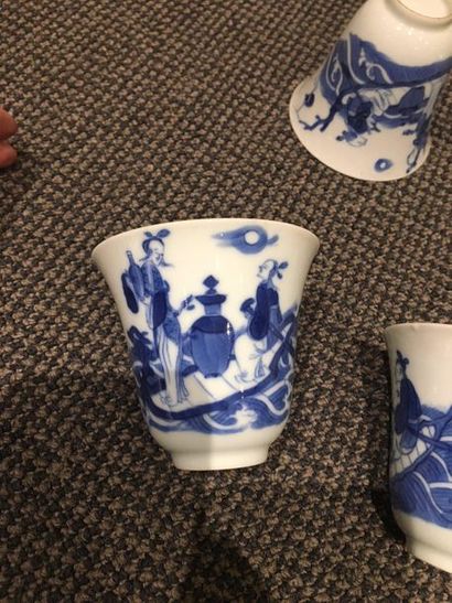 CHINE Lot composé de nombreuses tasses et soucoupes en porcelaine, principalement...